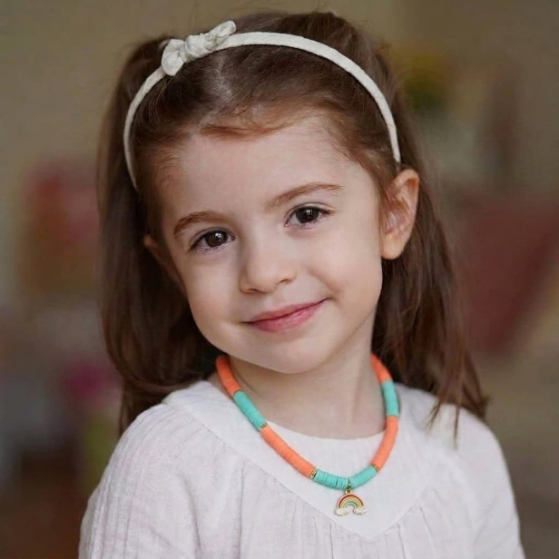 Collier enfant personnalisé bicolore corail et bleu, perles Heishi avec charms, acier