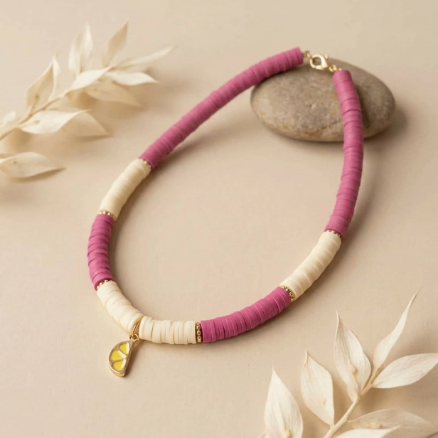 Collier personnalisé enfant bicolore rose et jaune, perles Heishi avec charms, acier