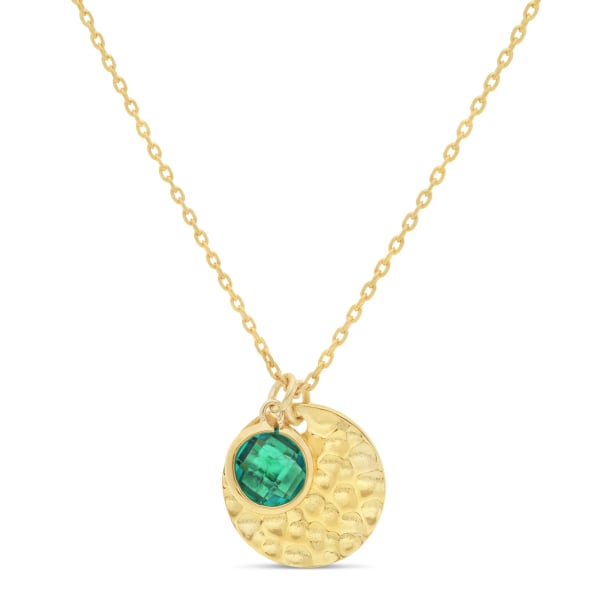 Packshot du Collier personnalisé médaille martelée 15 mm Plaqué Or et pierre fine verte Packshot du Collier personnalisé médaille martelée 15 mm Plaqué Or et pierre fine verte