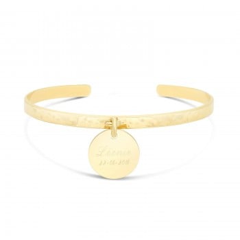 Packshot du bracelet Plaqué Or jonc martelé et médaille gravée