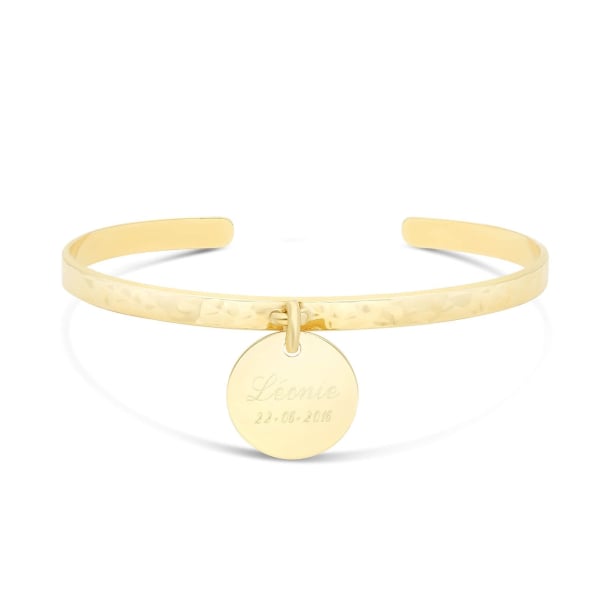 Packshot du bracelet Plaqué Or jonc martelé et médaille gravée