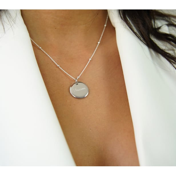 Porté du collier personnalisé grande médaille bombée 20 mm Argent