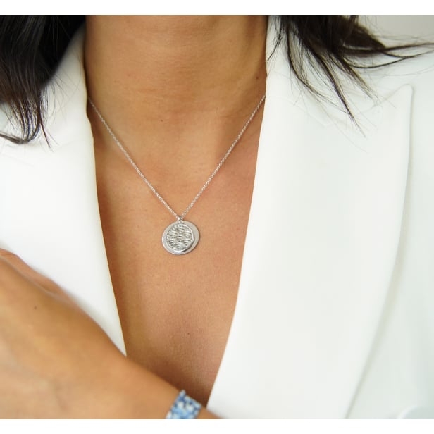 Porté du collier double médailles gravées en Argent