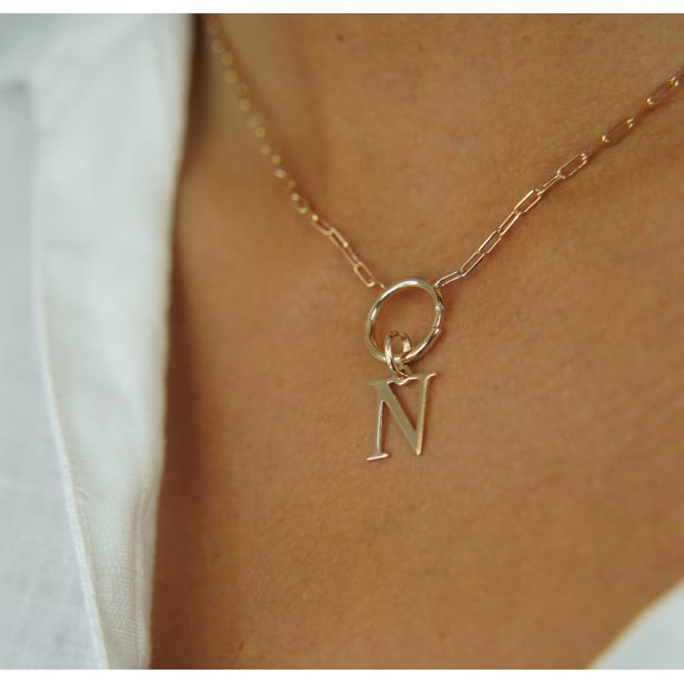Porté du Collier charm lettre 20 mm Plaqué Or chaîne trombone