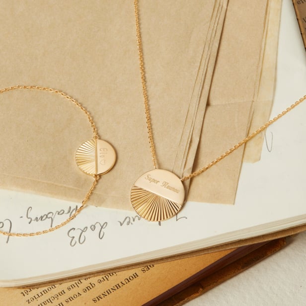 Collier gravé médaille striée, plaqué or