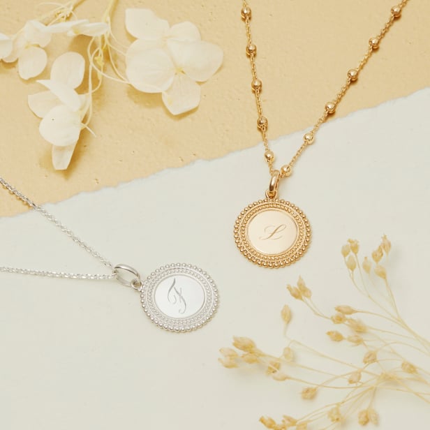 Collier médaille perlée et initiale gravée, plaqué or