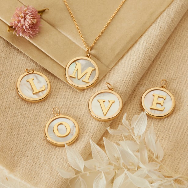 Collier personnalisé médaille nacre et initiale, plaqué or