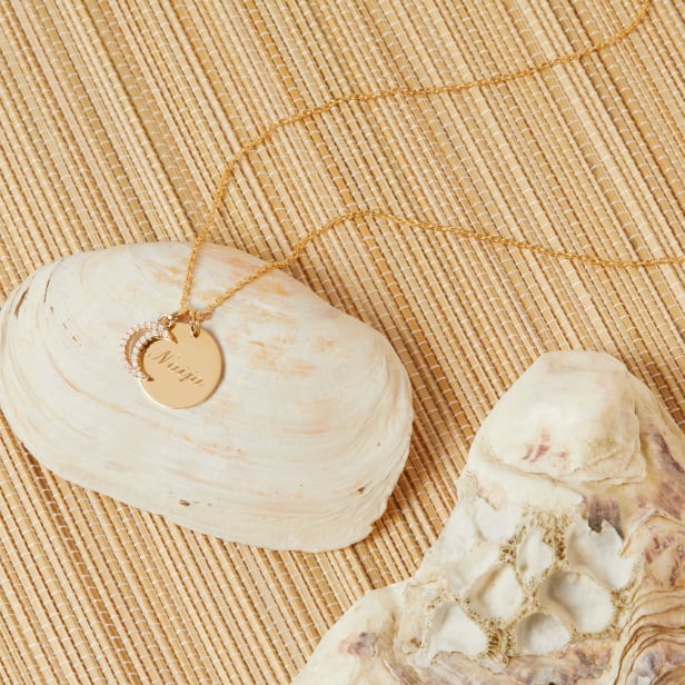 Collier médaille gravée et charm lune à strass, plaqué or