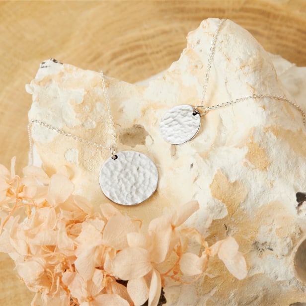 Collier personnalisé médaille martelée, argent