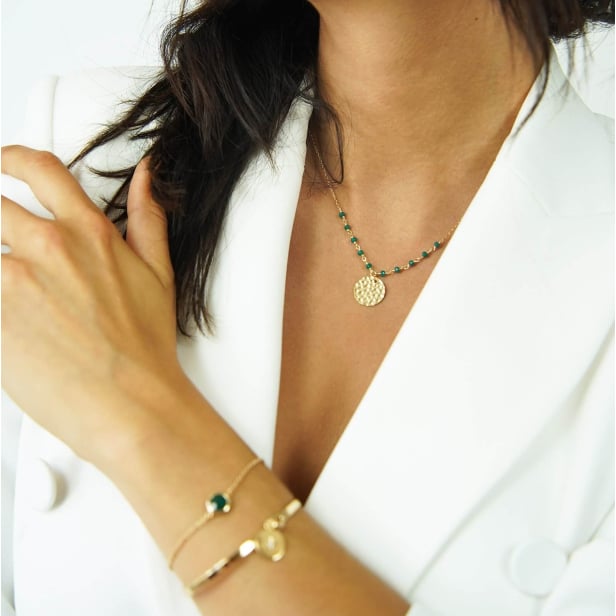 Porté du Collier avec pierres vertes et médaille martelée personnalisée 15 mm Plaqué Or