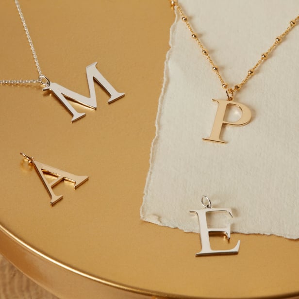 Collier charm grande initiale, plaqué or