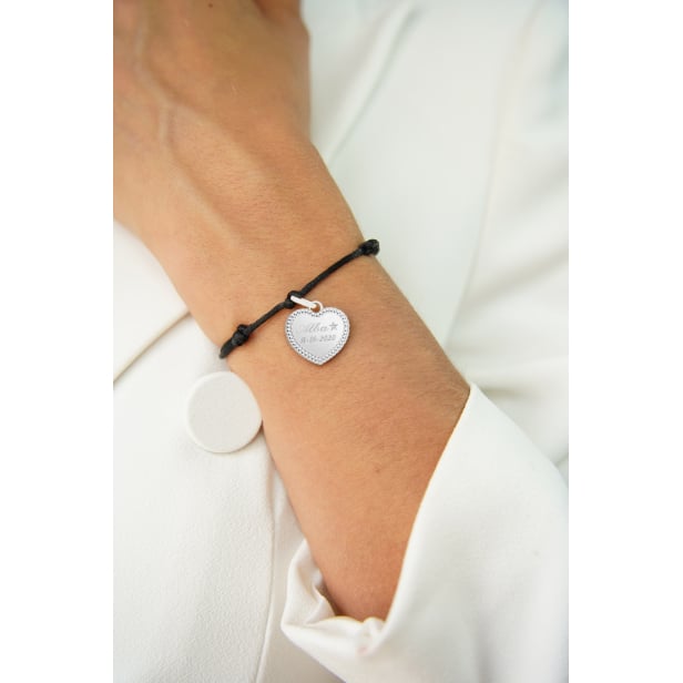 Porté du bracelet cordon avec médaille cœur perlé personnalisée en Argent