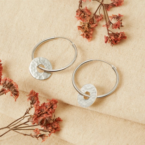 Boucles d'oreilles créoles et médailles cibles martelées à graver, argent