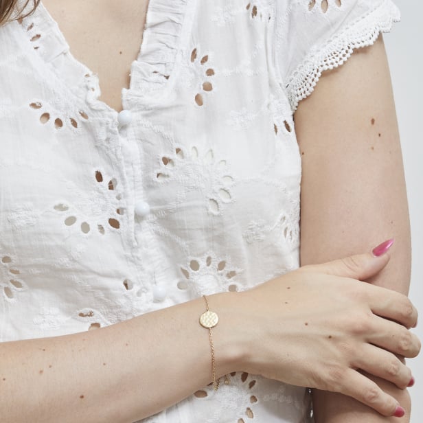 Bracelet chaînette médaille martelée 11 mm gravée Plaqué Or