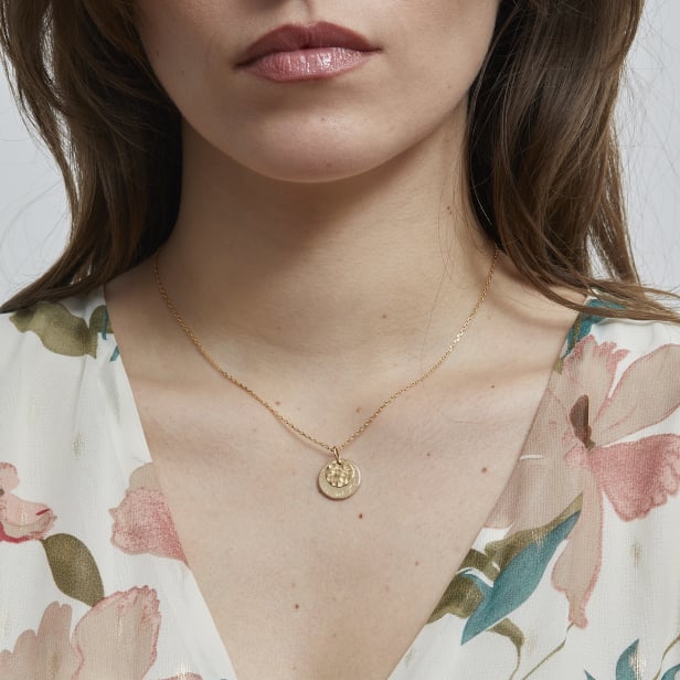 Collier médaille gravée & charm martelé, plaqué or