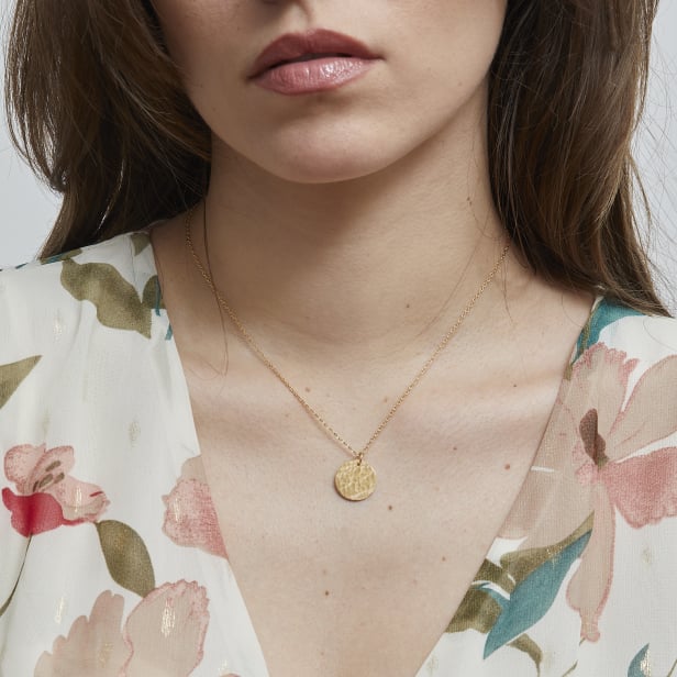 Collier personnalisé médaille martelée, plaqué or