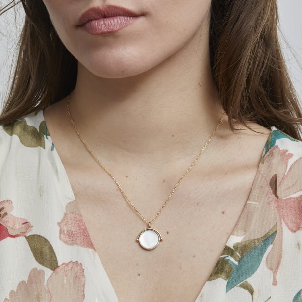 Collier personnalisé médaille nacrée, plaqué or