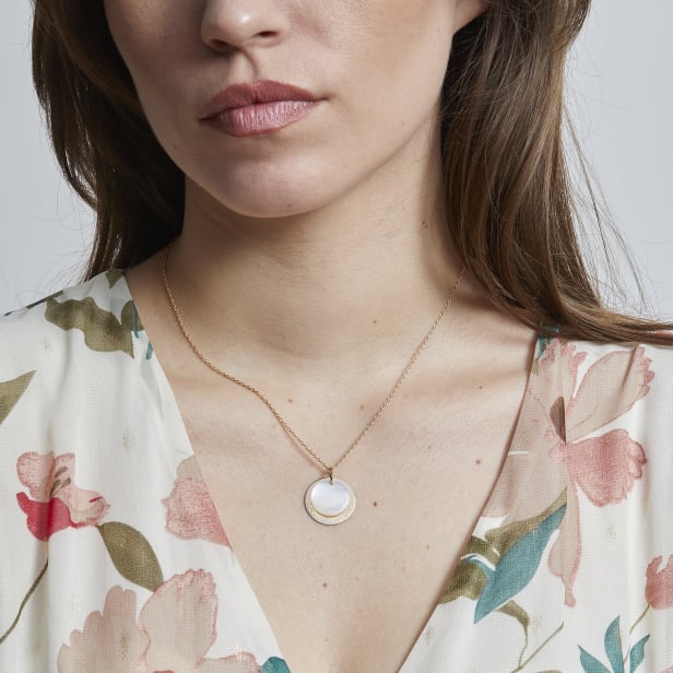 Collier nacre et médaille personnalisée, plaqué or