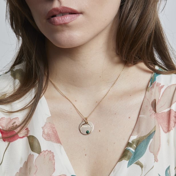 Collier personnalisé médaille lisse et charm pierre verte, plaqué or