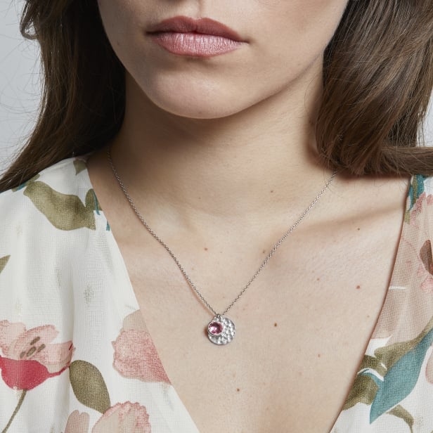 Collier personnalisé médaille martelée et pierre fuchsia, argent