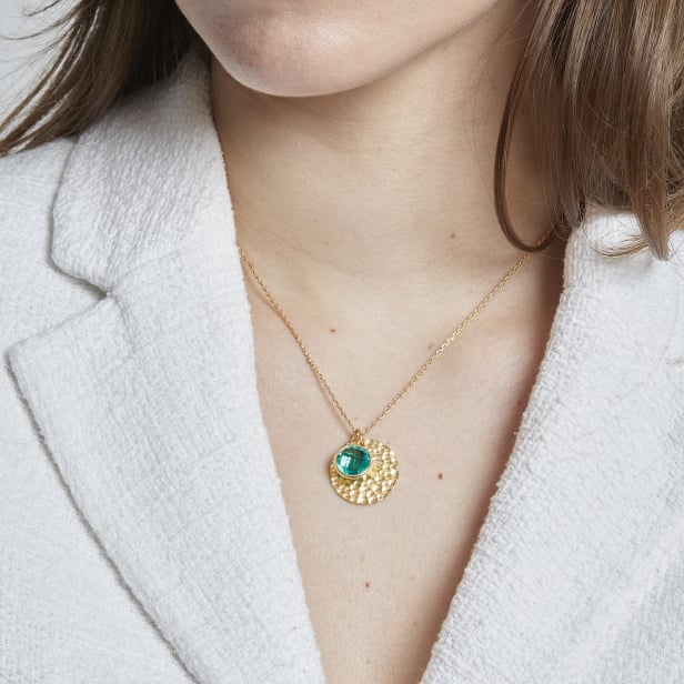 Collier personnalisé médaille martelée et pierre verte, plaqué or
