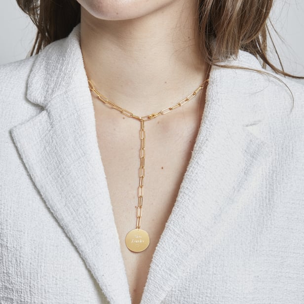 Collier medaille gravée, grande maille et longueur ajustable, plaqué or