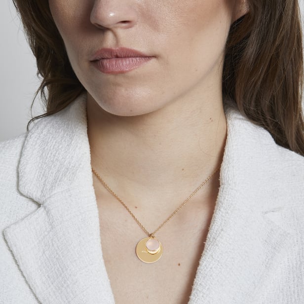 Collier personnalisé médaille et pierre rose, plaqué or
