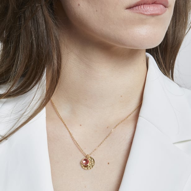 Collier personnalisé médaille martelée et pierre fuchsia, plaqué or