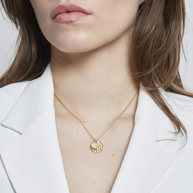 Collier personnalisé médaille martelée et pierre rose, plaqué or