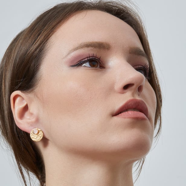 Boucles d'oreilles martelées puces avec pierres blanches en Plaqué Or