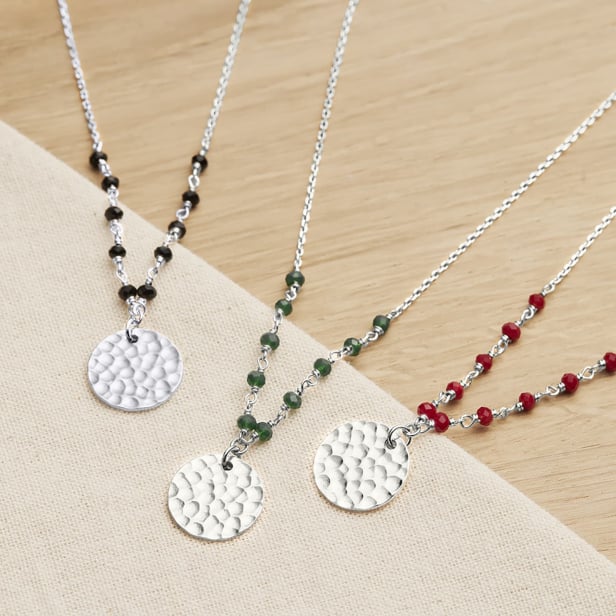 Collier chaîne pierres noires et médaille martelée gravée, argent