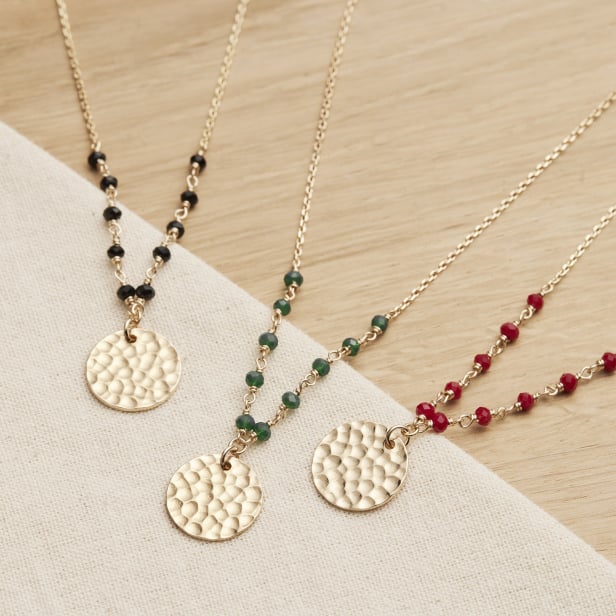 Nature morte du Collier avec pierres rouges et médaille martelée personnalisée 15 mm Plaqué Or