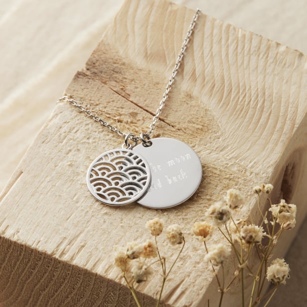 Nature morte du collier double médailles gravées en Argent