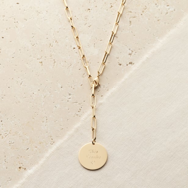 Nature morte du Collier grande maille et médaille personnalisée 20 mm en Plaqué Or