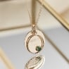 Nature morte du Collier médaille 20 mm Plaqué Or personnalisée et pendentif cercle avec pierre verte