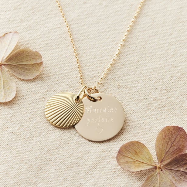 Collier médaille gravée & charm coquillage, plaqué or