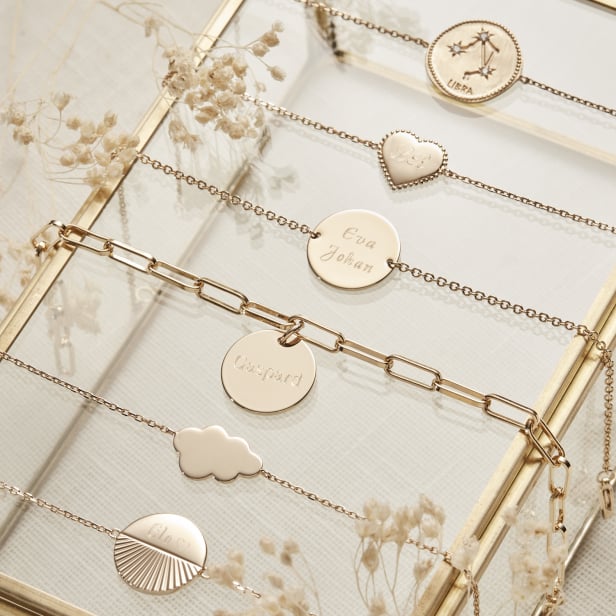 Nature morte comportant de nombreux bracelets Plaqué Or dont Bracelet grande maille et médaille personnalisée