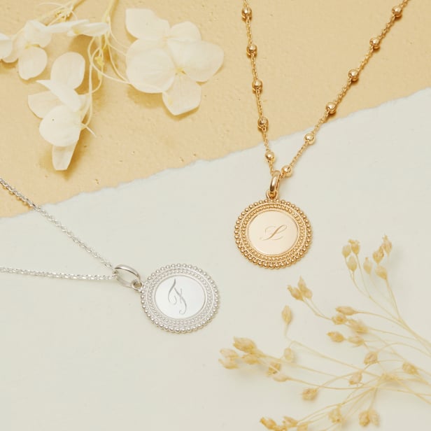 Collier enfant médaille perlée et initiale gravée, plaqué or