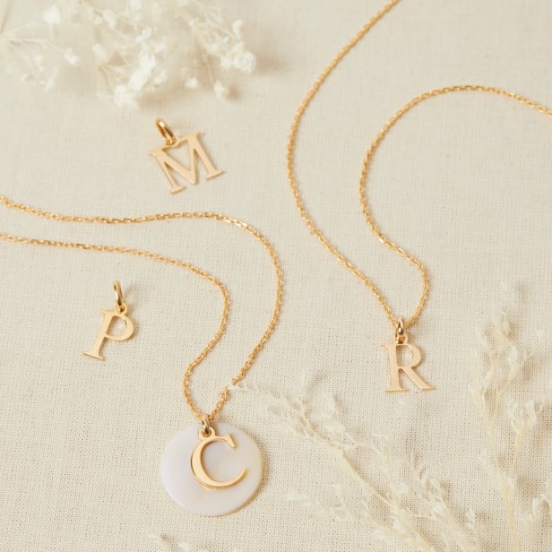 Collier enfant charm petite lettre, plaqué or