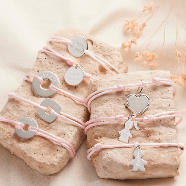 Nature morte bracelets personnalisés argent avec différents pendentifs : rond, coeur, anneau, fille, garçon