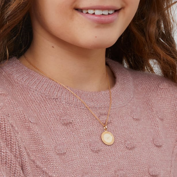Collier enfant médaille perlée et initiale gravée, plaqué or
