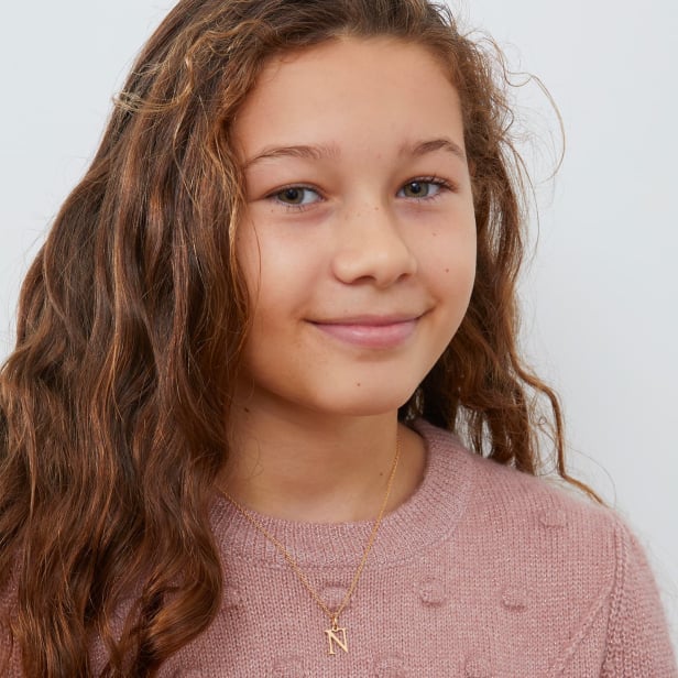 Collier enfant charm petite lettre, plaqué or