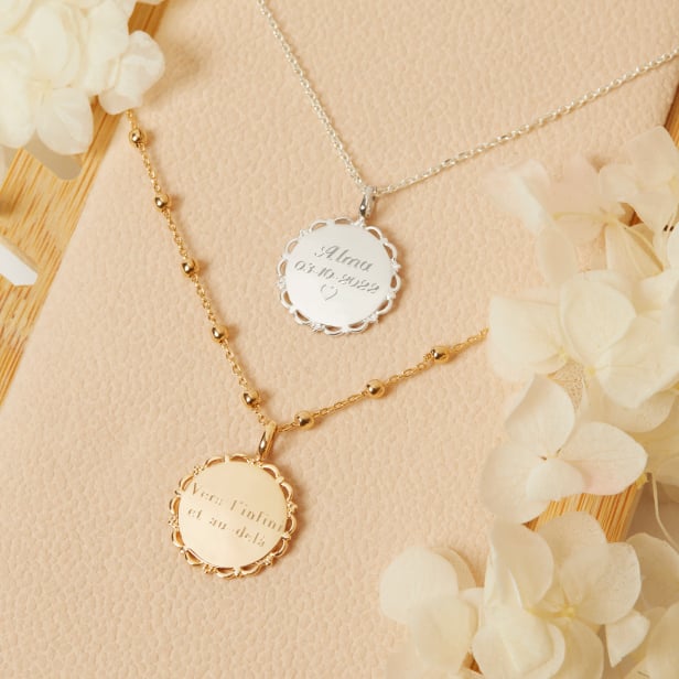 Collier enfant médaille dentelle gravée, plaqué or