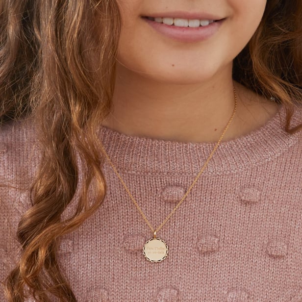 Collier enfant médaille dentelle gravée, plaqué or
