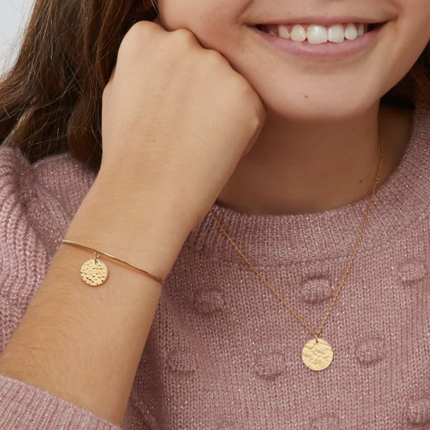 Jonc fin enfant avec médaille martelée personnalisée 12 mm en Plaqué Or