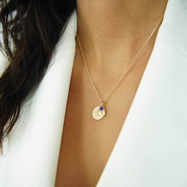 Collier médaille personnalisée & son pendentif martelé pierre bleue, plaqué or