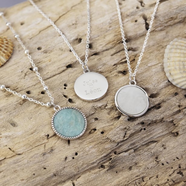 Collier médaille gravé nacre blanche, argent