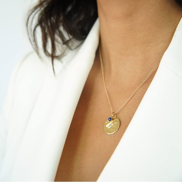 Collier médaille gravée et  son pendentif martelé pierre bleue, plaqué or