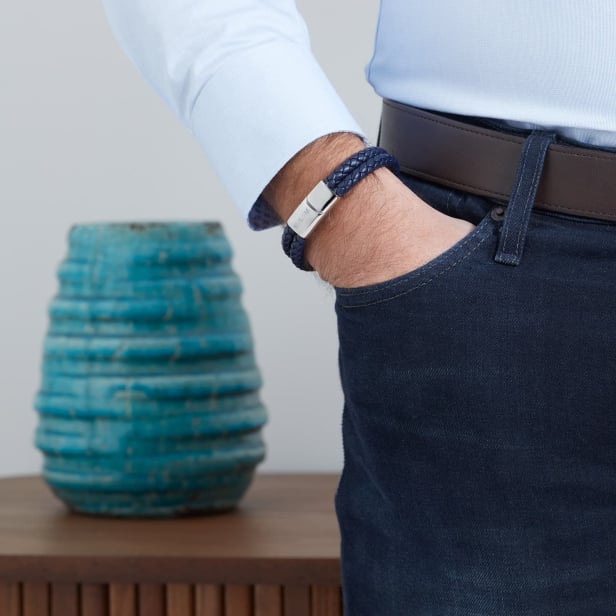 Bracelet homme personnalisé en cuir bleu tressé double tour, boucle argentée