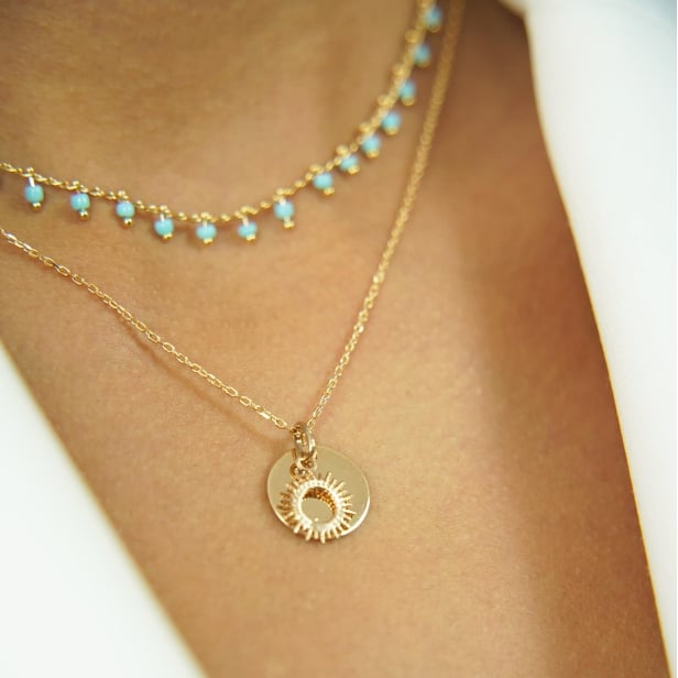Collier médaille gravée et charm soleil, plaqué or